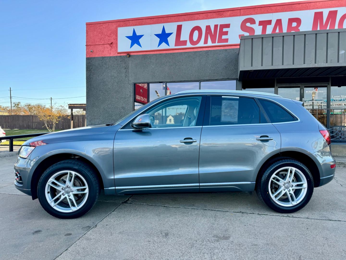 2013 GRAY AUDI Q5 PREMIUM PLUS (WA1LFAFP1DA) , located at 5900 E. Lancaster Ave., Fort Worth, TX, 76112, (817) 457-5456, 0.000000, 0.000000 - This is a 2013 AUDI Q5 PREMIUM PLUS 4 DOOR SUV that is in excellent condition. There are no dents or scratches. The interior is clean with no rips or tears or stains. All power windows, door locks and seats. Ice cold AC for those hot Texas summer days. It is equipped with a CD player, AM/FM radio, A - Photo#5